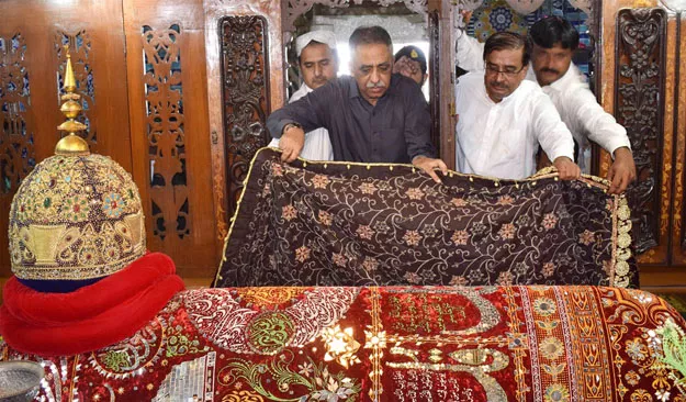 the governor visited bhit shah on sunday and laid a chadar on the grave of shah abdul latif bhittai photo online the governor visited bhit shah on sunday and laid a chadar on the grave of shah abdul latif bhittai photo online