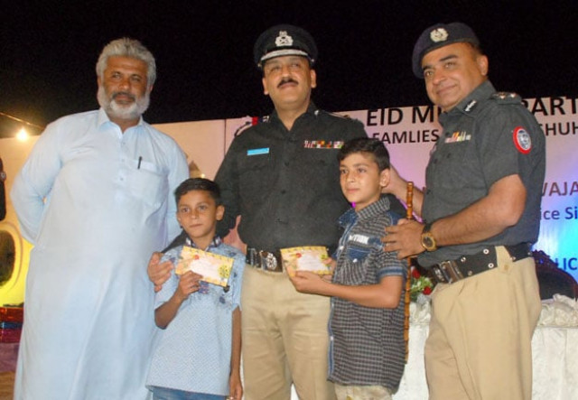 the provincial police chief attended an eidul fitr event in hyderabad with families of martyred policemen photo express the provincial police chief attended an eidul fitr event in hyderabad with families of martyred policemen photo express