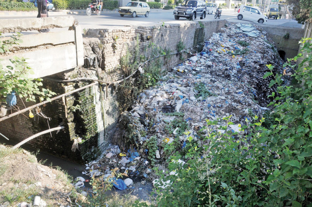 a drain in rcb jurisdiction full of solid waste dumped into it photo agha mehroz express a drain in rcb jurisdiction full of solid waste dumped into it photo agha mehroz express