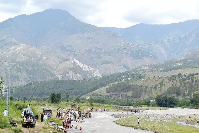 tourists enjoying at lake saiful mulook in naran photos app tourists enjoying at lake saiful mulook in naran photos app