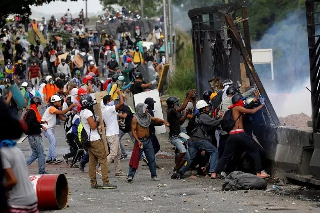 demonstrators clash with riot security forces at the fence of an air base while rallying against venezuela 039 s president nicolas maduro in caracas venezuela photo reuters demonstrators clash with riot security forces at the fence of an air base while rallying against venezuela 039 s president nicolas maduro in caracas venezuela photo reuters