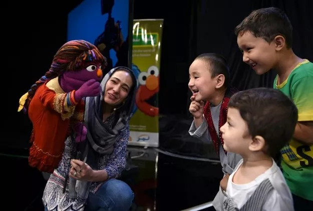 afghan children meet sesame street muppet 039 zari 039 after a recording at a television studio in kabul photo afp afghan children meet sesame street muppet 039 zari 039 after a recording at a television studio in kabul photo afp
