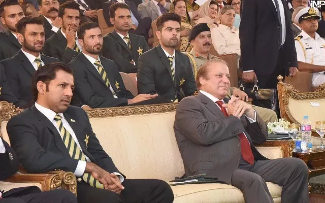 prime minister nawaz sharif with the players of the pakistan cricket team photo inp prime minister nawaz sharif with the players of the pakistan cricket team photo inp
