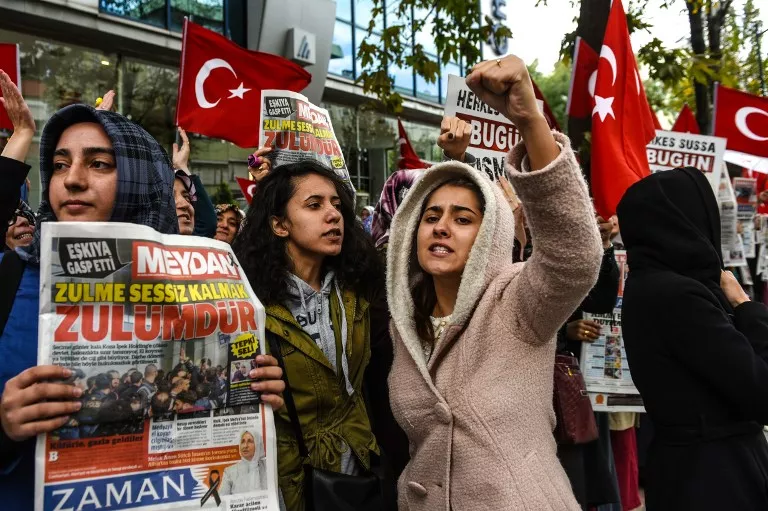 turkish protesters shout slogans outside the headquarters of bugun newspaper and kanalturk television station in istanbul photo afp turkish protesters shout slogans outside the headquarters of bugun newspaper and kanalturk television station in istanbul photo afp
