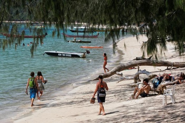 tourists enjoy on a beach at the island of koh tao surat thani province thailand september 19 2014 photo reuters