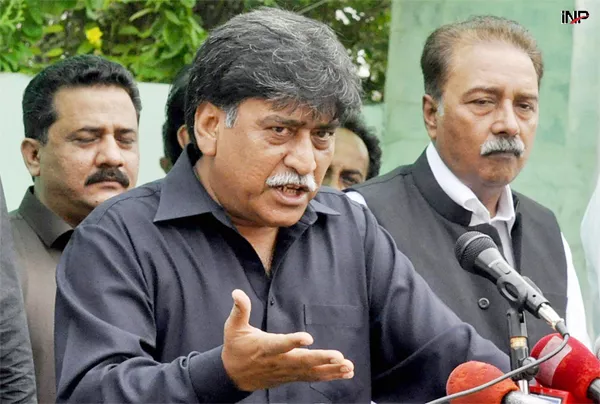 afaq ahmed in a press conference on friday announced his support for the muttahida quami movement mqm   pakistan in the ps 114 by polls photo inp