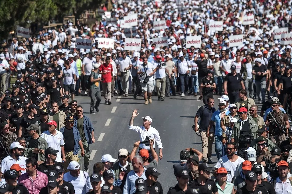 turkey 039 s government has dismissed opposition leader kemal kilicdaroglu 039 s quot march for justice quot as an irritation but tens of thousands have turned out to support him along the way photo afp turkey 039 s government has dismissed opposition leader kemal kilicdaroglu 039 s quot march for justice quot as an irritation but tens of thousands have turned out to support him along the way photo afp