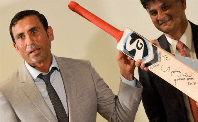 younis khan showing his bat with which he completed his 10 000 runs in test cricket photo ppi younis khan showing his bat with which he completed his 10 000 runs in test cricket photo ppi