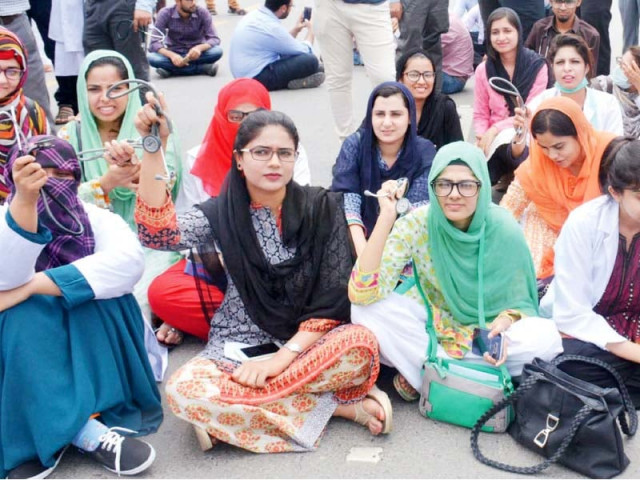 junior doctors stage a sit in on jail road photo online junior doctors stage a sit in on jail road photo online