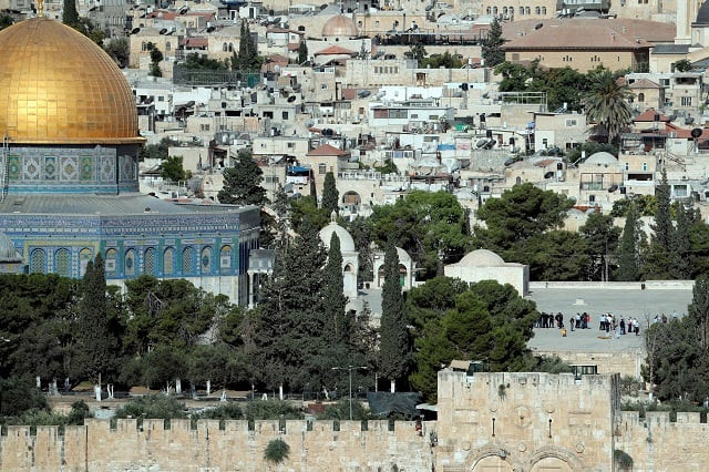 israeli police check the scene r and surround a dead body in foreground where assailants fired shots toward israeli forces on the al aqsa mosque compound in the jerusalem 039 s old city on july 14 2017 three assailants opened fire on israeli police in jerusalem 039 s old city on july 14 before fleeing to a nearby highly sensitive holy site and being killed by security forces police said photo afp