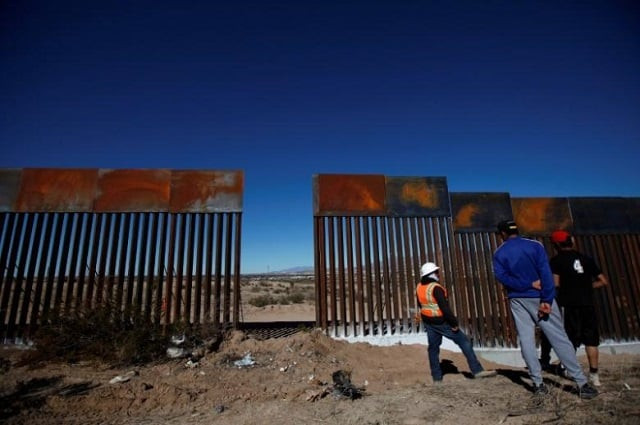 a worker chats with residents at a newly built section of the us mexico border fence at sunland park us opposite the mexican border city of ciudad juarez mexico january 26 2017 photo reuters a worker chats with residents at a newly built section of the us mexico border fence at sunland park us opposite the mexican border city of ciudad juarez mexico january 26 2017 photo reuters