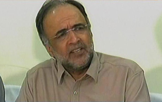 ppp leader qamar zaman kaira addressing a news conference on july 15 2017 express news screen grab