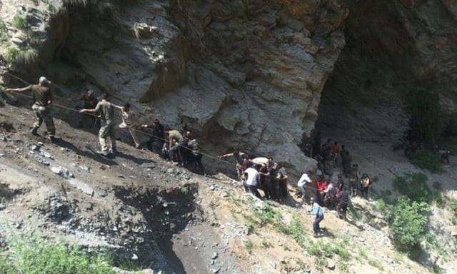 indian police and locals carry injured people from the site of a bus crash photo afp indian police and locals carry injured people from the site of a bus crash photo afp