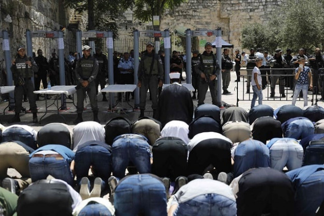muslim worshippers who refuse to enter due to new security measures including metal detectors and cameras pray as israeli border policemen stand outside the lion 039 s gate a main entrance to al aqsa mosque compound in jerusalem 039 s old city photo afp muslim worshippers who refuse to enter due to new security measures including metal detectors and cameras pray as israeli border policemen stand outside the lion 039 s gate a main entrance to al aqsa mosque compound in jerusalem 039 s old city photo afp