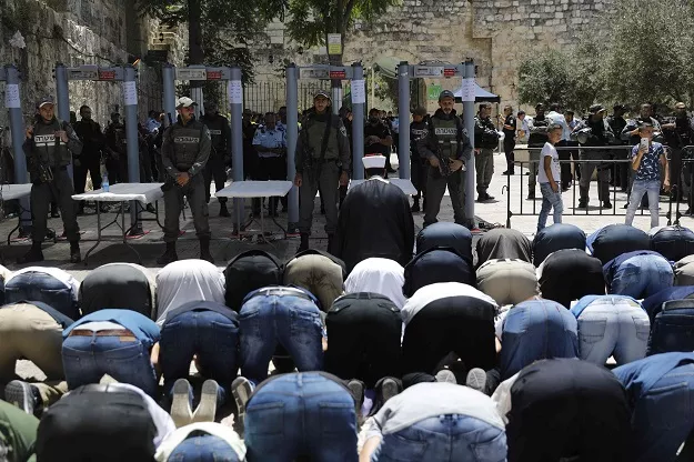 muslim worshippers who refuse to enter due to new security measures including metal detectors and cameras pray as israeli border policemen stand outside the lion 039 s gate a main entrance to al aqsa mosque compound in jerusalem 039 s old city photo afp muslim worshippers who refuse to enter due to new security measures including metal detectors and cameras pray as israeli border policemen stand outside the lion 039 s gate a main entrance to al aqsa mosque compound in jerusalem 039 s old city photo afp