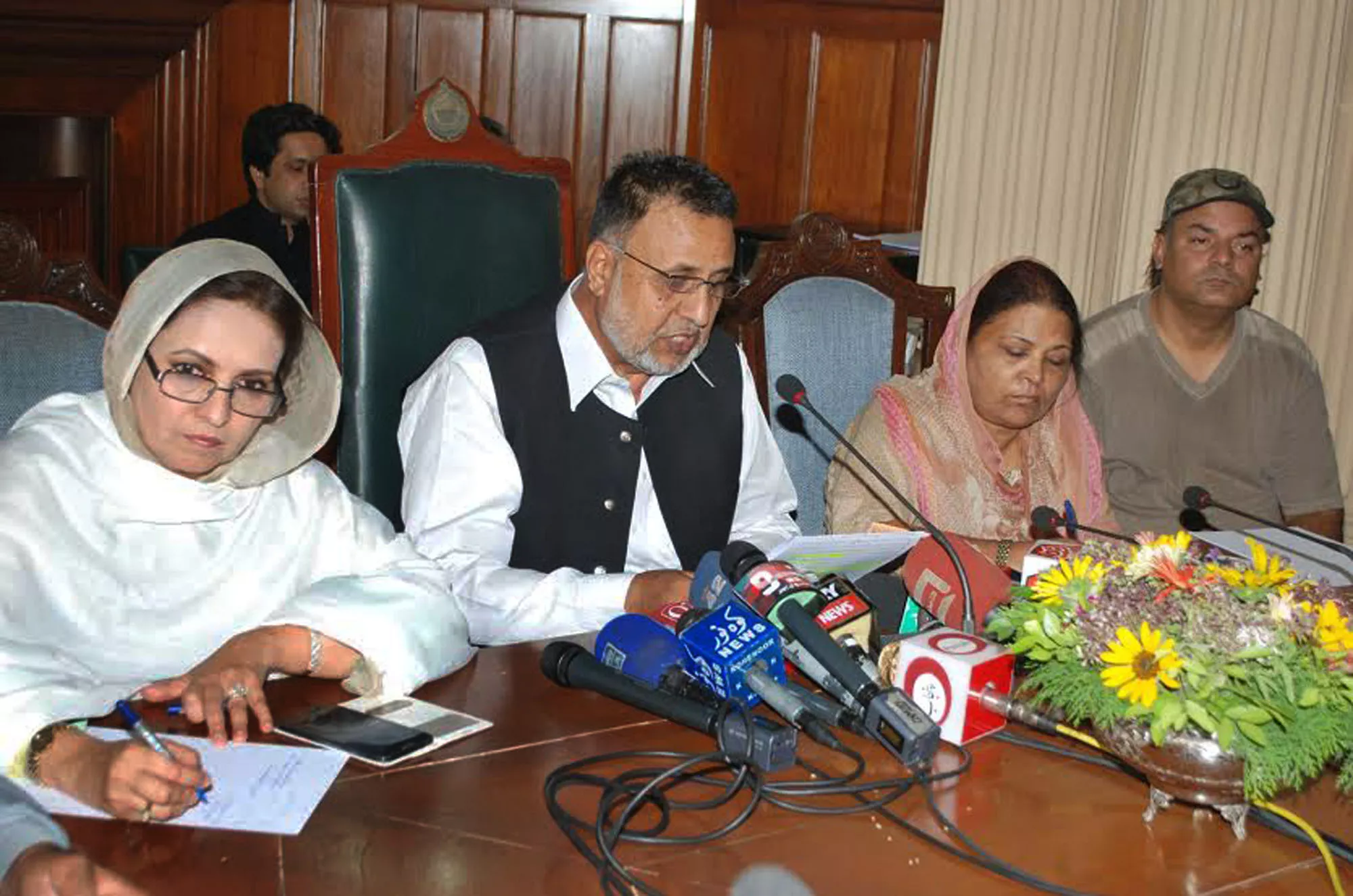 mian mehmoodur rasheed speaking at a press conference photo express mian mehmoodur rasheed speaking at a press conference photo express