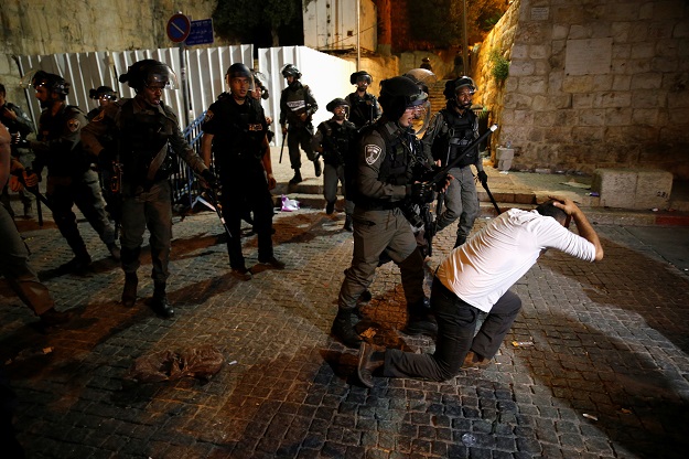 israeli border police clash with palestinian men during scuffles that erupted after palestinians held evening prayers outside the lion 039 s gate of jerusalem 039 s old city photo reuters