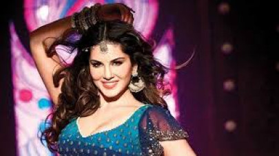 chris gayle catches sunny leone s attention after he grooved to laila main laila chris gayle catches sunny leone s attention after he grooved to laila main laila