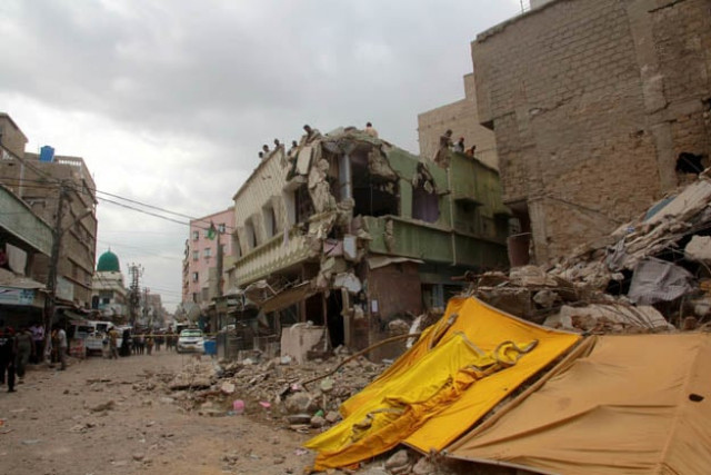 five people were killed and a dozen were injured when the building collapsed photo athar khan express five people were killed and a dozen were injured when the building collapsed photo athar khan express