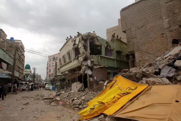 five people were killed and a dozen were injured when the building collapsed photo athar khan express five people were killed and a dozen were injured when the building collapsed photo athar khan express