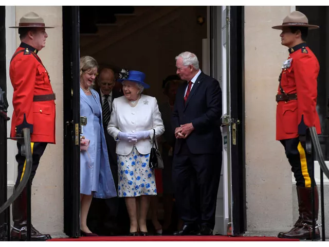 britain 039 s queen elizabeth and prince philip walk with the governor general of canada david johnston and canadian high commissioner janice charette as they depart canada house in london britain july 19 2017 photo reuters britain 039 s queen elizabeth and prince philip walk with the governor general of canada david johnston and canadian high commissioner janice charette as they depart canada house in london britain july 19 2017 photo reuters