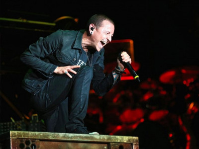 twitter in tears after chester bennington s untimely death twitter in tears after chester bennington s untimely death