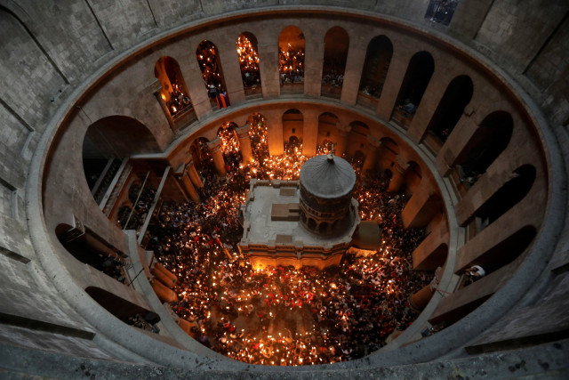 worshippers hold candles as they take part in the christian orthodox holy fire ceremony at the church of the holy sepulchre in jerusalem 039 s old city photo reuters worshippers hold candles as they take part in the christian orthodox holy fire ceremony at the church of the holy sepulchre in jerusalem 039 s old city photo reuters