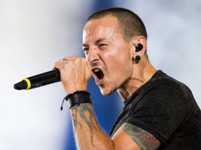 korn guitarist calls chester bennington a coward for committing suicide