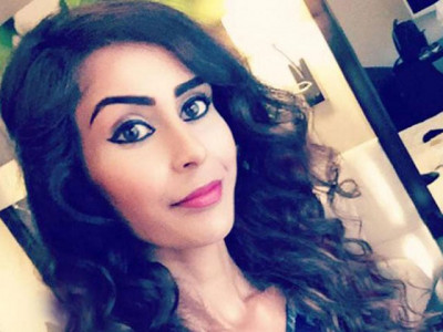british muslim woman detained at airport for reading syrian art book takes court action