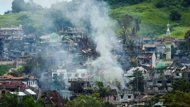 smoke billows from burning houses as fighting between government troops and islamist militants continues in marawi on the southern island of mindanao on july 3 2017 photo afp smoke billows from burning houses as fighting between government troops and islamist militants continues in marawi on the southern island of mindanao on july 3 2017 photo afp