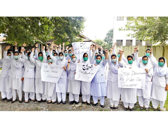nurses protest in favour of their demands photo express nurses protest in favour of their demands photo express
