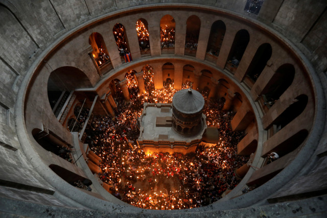 worshippers hold candles as they take part in the christian orthodox holy fire ceremony at the church of the holy sepulchre in jerusalem 039 s old city photo reuters worshippers hold candles as they take part in the christian orthodox holy fire ceremony at the church of the holy sepulchre in jerusalem 039 s old city photo reuters