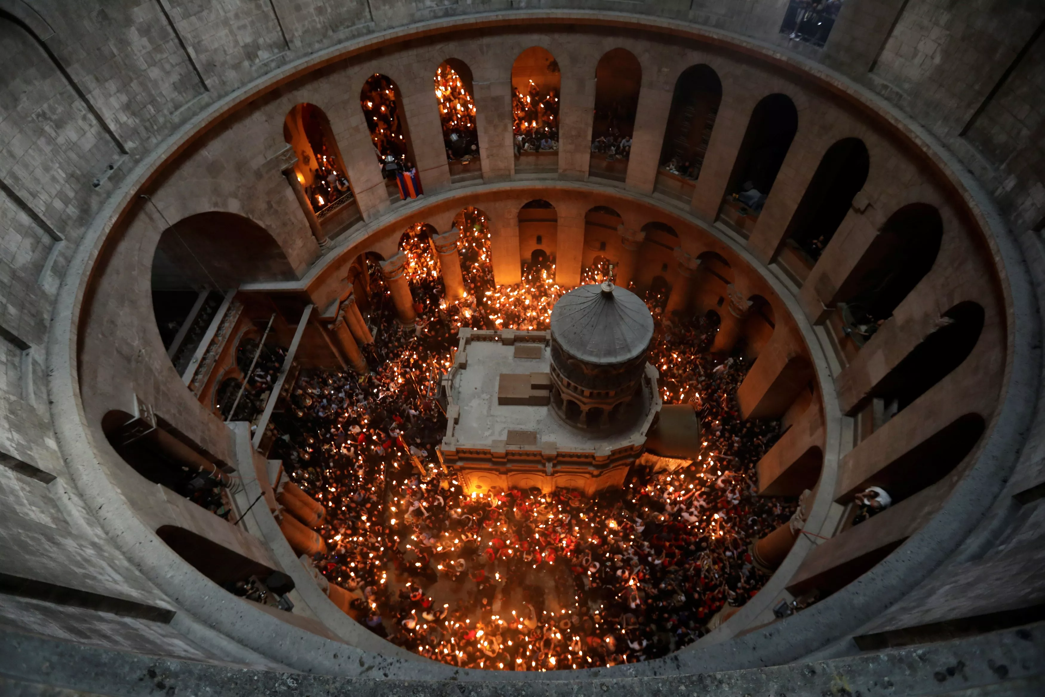 worshippers hold candles as they take part in the christian orthodox holy fire ceremony at the church of the holy sepulchre in jerusalem 039 s old city photo reuters worshippers hold candles as they take part in the christian orthodox holy fire ceremony at the church of the holy sepulchre in jerusalem 039 s old city photo reuters