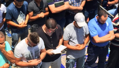 christian man prays with jerusalem muslims in act of solidarity christian man prays with jerusalem muslims in act of solidarity