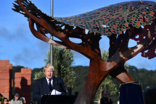 britain 039 s foreign secretary boris johnson unveils a new uk memorial at pukeahu war memorial park in wellington photo afp