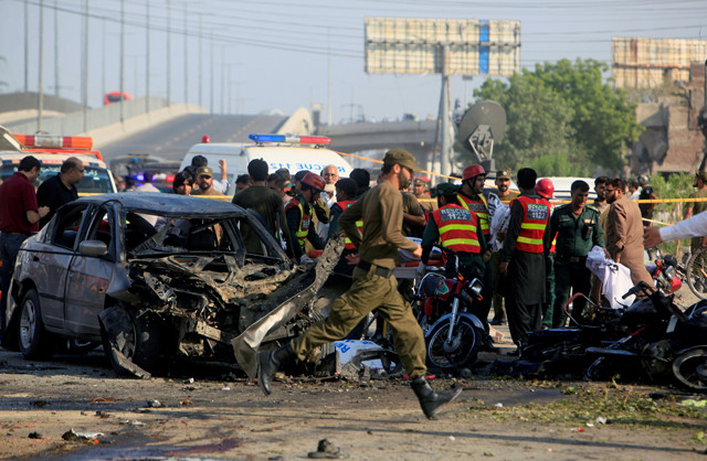 rescue workers and policemen gather after a suicide blast in lahore pakistan july 24 2017 photo reuter rescue workers and policemen gather after a suicide blast in lahore pakistan july 24 2017 photo reuter