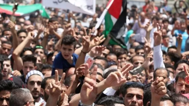 mourners attend the funeral of 17 year old mohammed jawawdeh who was killed when he attacked a security guard at the israeli embassy compound in the jordanian capital with a screwdriver on july 25 2017 in amman photo afp mourners attend the funeral of 17 year old mohammed jawawdeh who was killed when he attacked a security guard at the israeli embassy compound in the jordanian capital with a screwdriver on july 25 2017 in amman photo afp