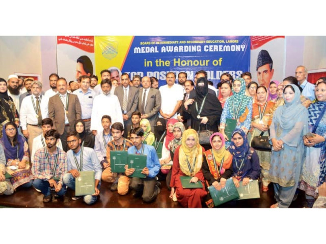 provincial minister mian mujtaba shuja ur rehman poses for a group photo at ceremony held at alhamra arts council with students who bagged top positions in matriculation examinations photo abid nawaz provincial minister mian mujtaba shuja ur rehman poses for a group photo at ceremony held at alhamra arts council with students who bagged top positions in matriculation examinations photo abid nawaz