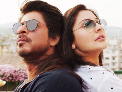 shah rukh khan can even romance a microphone anushka sharma