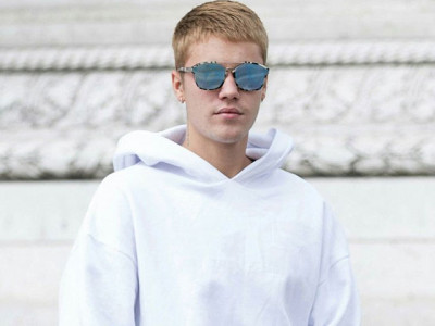 video of justin bieber s truck accidentally hitting a photographer goes viral