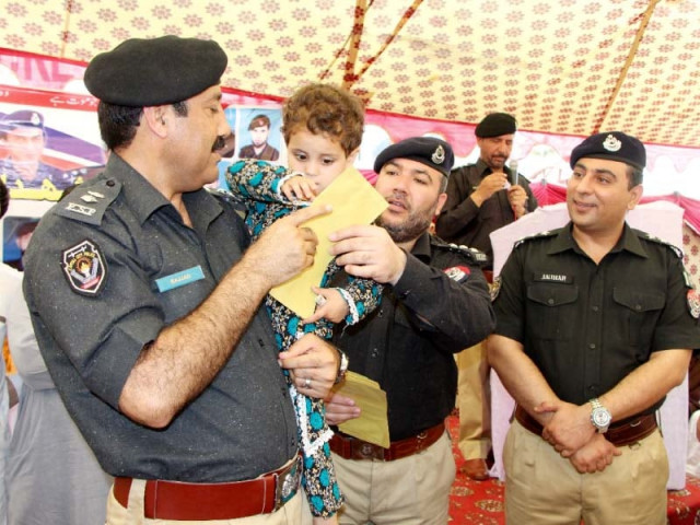 ssp sajjad khan distributes gifts among children of martyred police officers photo express ssp sajjad khan distributes gifts among children of martyred police officers photo express