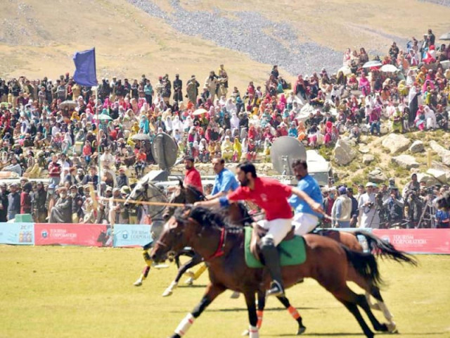 players take part in a polo match at shandur photo express players take part in a polo match at shandur photo express