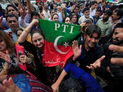 pti workers celebrate nawaz s ouster pti workers celebrate nawaz s ouster