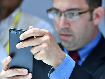 honolulu mayor signs ban on texting while crossing street