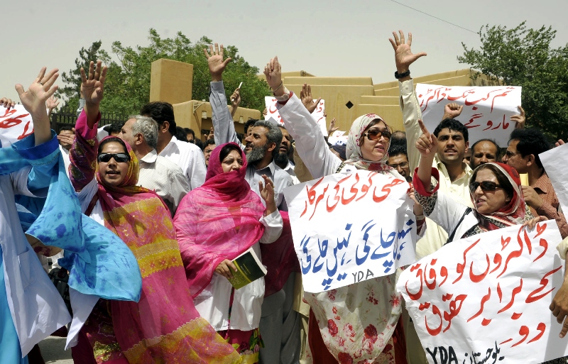 dr saeed khan returns home after remaining in custody of his kidnappers for 42 days photo banaras khan file