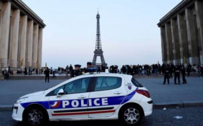 man carrying knife arrested at eiffel tower man carrying knife arrested at eiffel tower