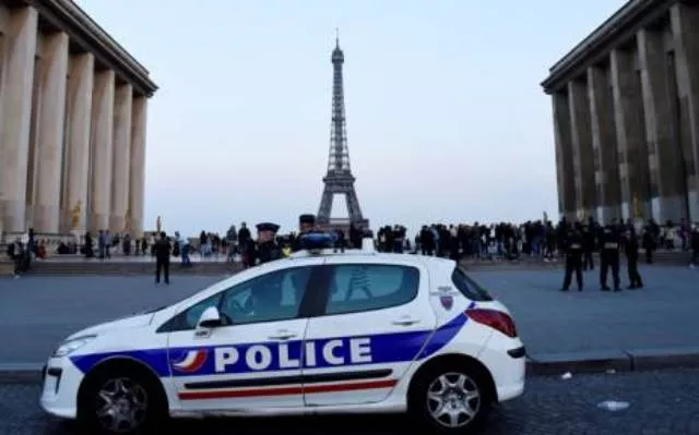 the intruder was wearing a paris saint germain football shirt and the tower was lit up with the team colours of psg photo afp the intruder was wearing a paris saint germain football shirt and the tower was lit up with the team colours of psg photo afp