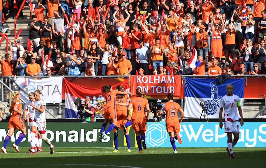 netherlands 039 midfielder lieke martens c celebrates with teammates after scoring a goal during the uefa women s euro 2017 football tournament final match between netherlands and denmark at fc twente stadium in enschede on august 6 2017 photo afp