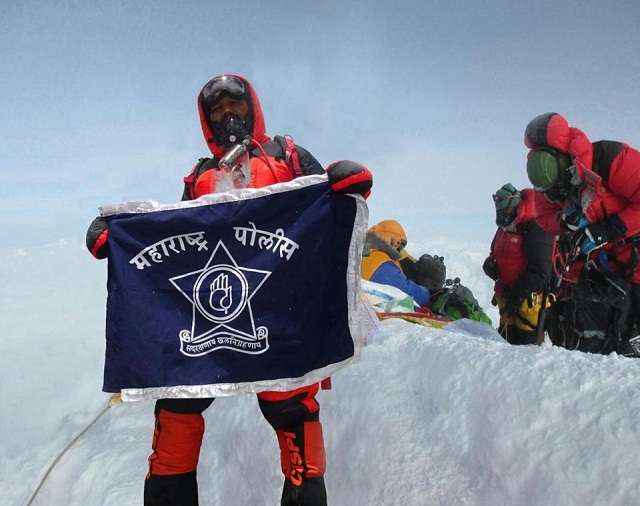 indian police couple who faked scaling of mt everest suspended from duty