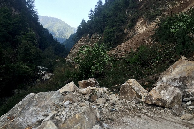 a road damaged during an earthquake is seen in jiuzhaigou in china 039 s southwestern sichuan province on august 9 2017 at least 12 people were killed when a 6 5 magnitude earthquake struck southwestern china government sources said on august 9 but the toll was expected to climb as news trickles out of the remote mountainous region photo afp